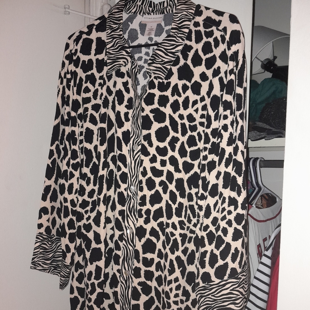 WOMANS 3X PLUS SIZE LONG SLEEVE BLOUSE. COUGAR TAN & BLACK COLOR W/ TIGER DESIGN